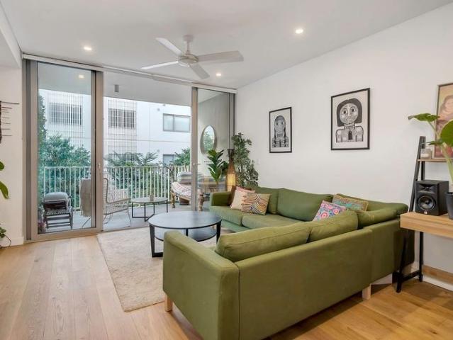 Lush & Green Sunlight Filled Apartment