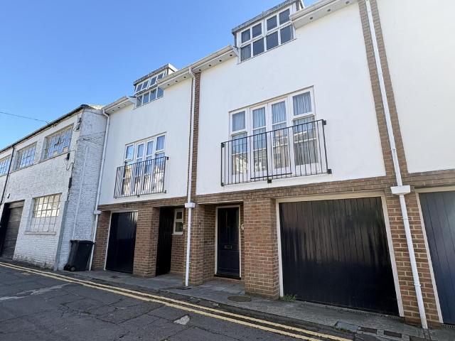 Lushington Lane, Eastbourne BN21 2 bed townhouse to rent £1,400 pcm £323 pw