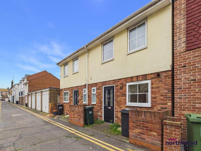 Lushington Lane, Town Centre. 2 bed semi detached house to rent £1,150 pcm £265 pw