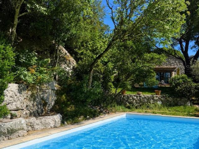 Lussan Propriété de charme avec piscine et vue exceptionne. 169m² Lussan
