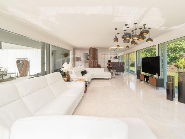LUSSUOSA VILLA CON PISCINA E GIARDINO VICINO ALLA TASIS
