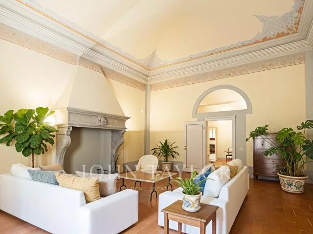 Lussuoso e fascinoso appartamento in storico palazzo cinquecentesco in Via Santo Spirito