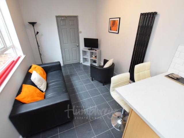 Lutterworth Road, Northampton NN1 5 bed terraced house to rent £2,275 pcm £525 pw