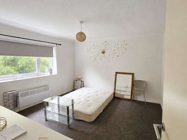 Luton LU2, 2 bed flat to rent, £1,300 pcm | PrimeLocation
