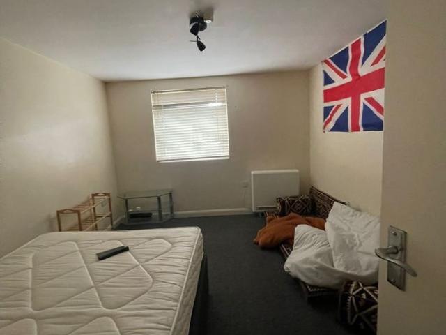Luton LU3, 3 bed flat to rent, £1,500 pcm | PrimeLocation