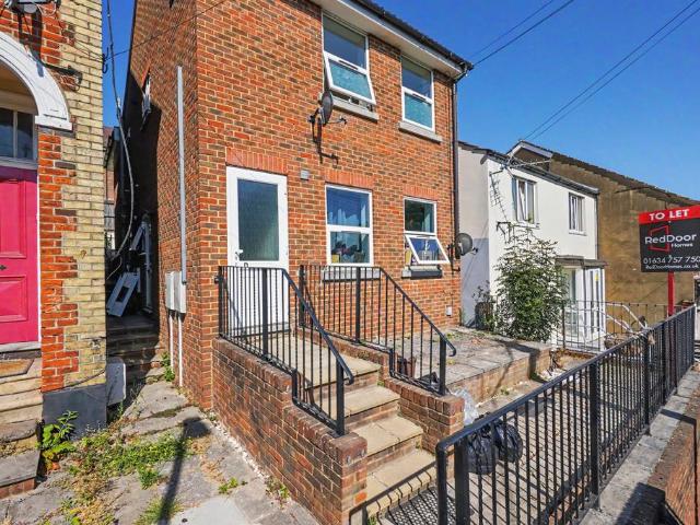Luton Road, Chatham 2 bed flat to rent £1,100 pcm £254 pw