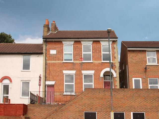 Luton Road, Chatham ME4, 3 bed flat to rent, £1,150 pcm | PrimeLocation