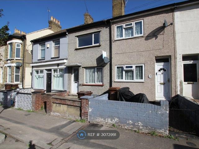 Luton Road, Chatham ME4, 2 bed terraced house to rent, £1,200 pcm | PrimeLocation