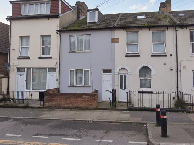 Luton Road, Chatham ME4, 6 bed town house to rent, £4,750 pcm | PrimeLocation