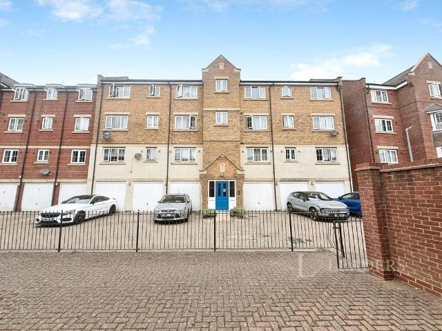 Luton Road, Dunstable, Bedfordshire, LU5 2 bed house to rent £1,250 pcm £288 pw