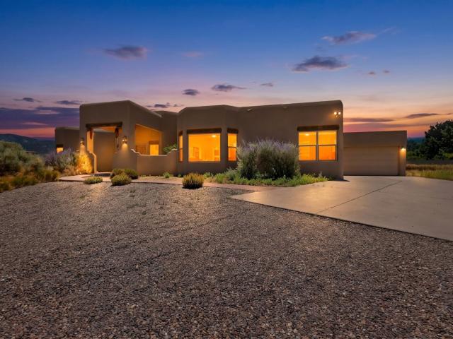 Luxuary Home in N. Alb Acres 2200/sf 3/bd 2/ba 2/cg