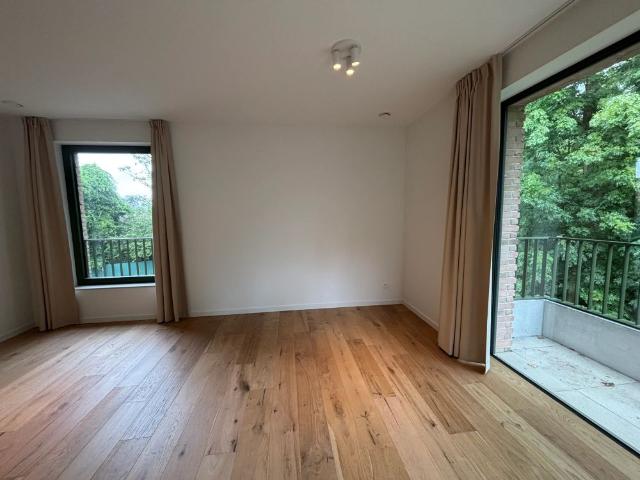 LUXUEUS NIEUWBOUWAPPARTEMENT MET SLAAPKAMER, BUREAU EN RUIM TERRAS