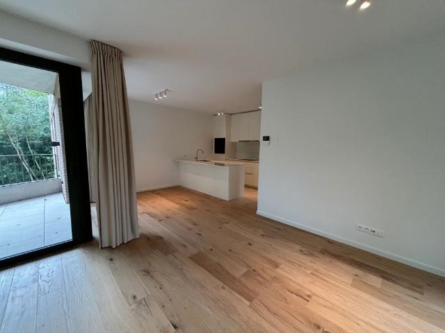 LUXUEUS NIEUWBOUWAPPARTEMENT MET SLAAPKAMER, BUREAU EN RUIM TERRAS