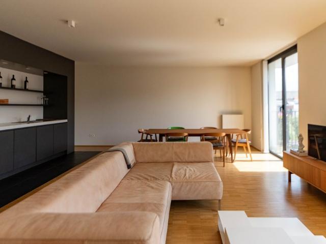Luxueus appartement met 2 slk, terras en parking