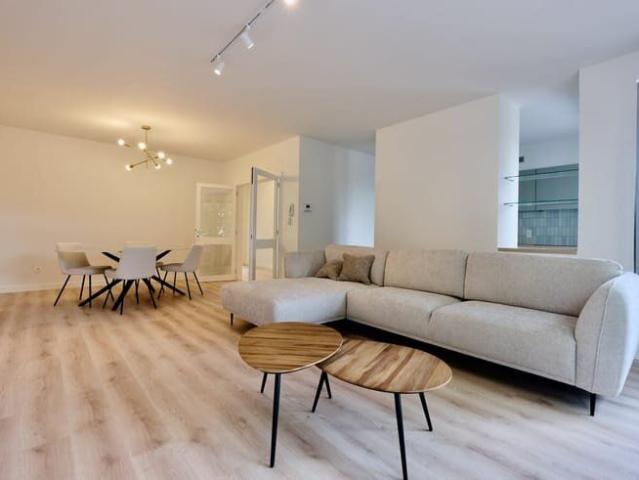 Luxueus gemeubeld twee slaapkamer appartement in het cent.