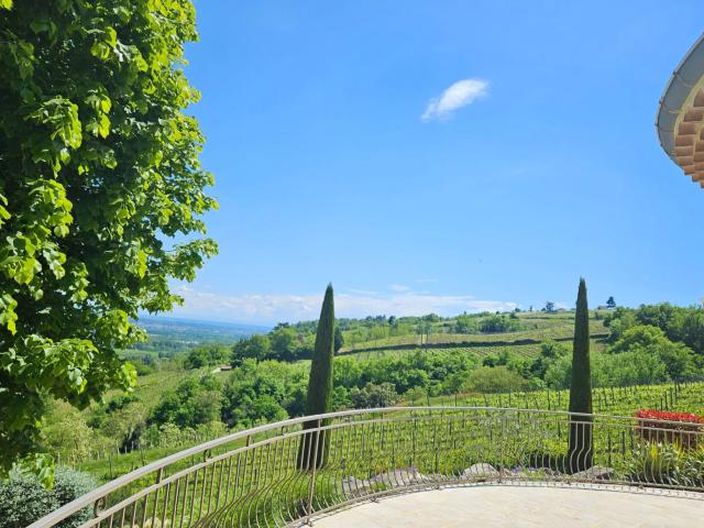 LUXUEUSE VILLA AVEC VUE PANORAMIQUE