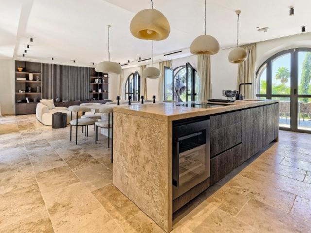 LUXUEUSE VILLA RÉNOVÉE, FACE AUX PLAGES