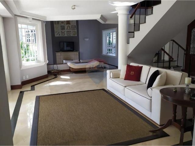 Luxuosa Mansão no Lago Azul com Golfe 650m²