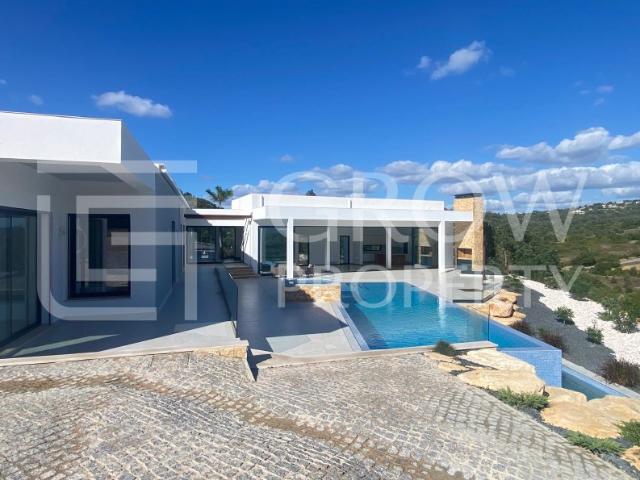 Luxuosa Moradia com Piscina e Vista para o Mar em Loulé