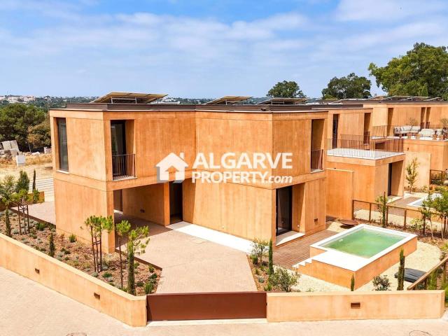 Luxuosa moradia com 3 quartos com jardim e piscina privados em Vilamoura, Algarve