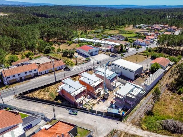 Moradia T4 com 3 Suítes, Jardim e Carregamento Elétrico na Maceira – Leiria