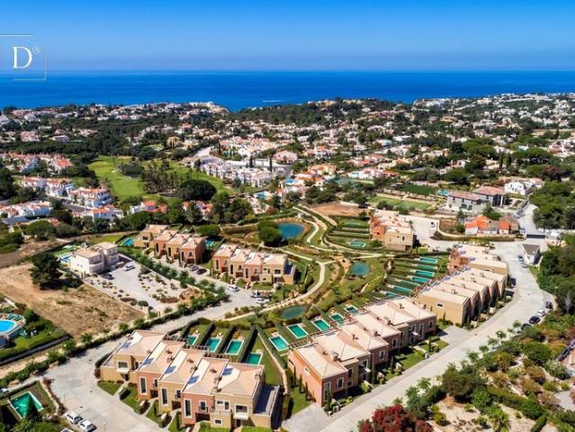 Luxuosa Moradia Geminada com Piscina Privativa 238m² Lagoa e Carvoeiro