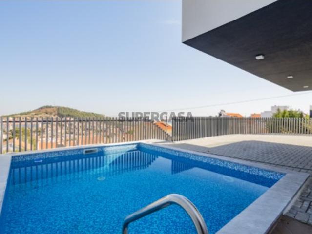 Luxuosa Moradia Isolada com Vista Panorâmica sobre Lisboa e Rooftop Privado com Piscina Viva o melhor da vida urbana em estilo incomparável!