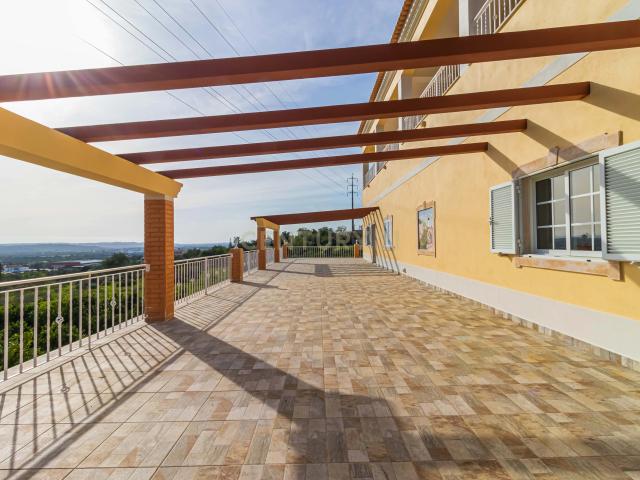 Luxuosa Moradia Isolada em Silves com Jardim e Segurança