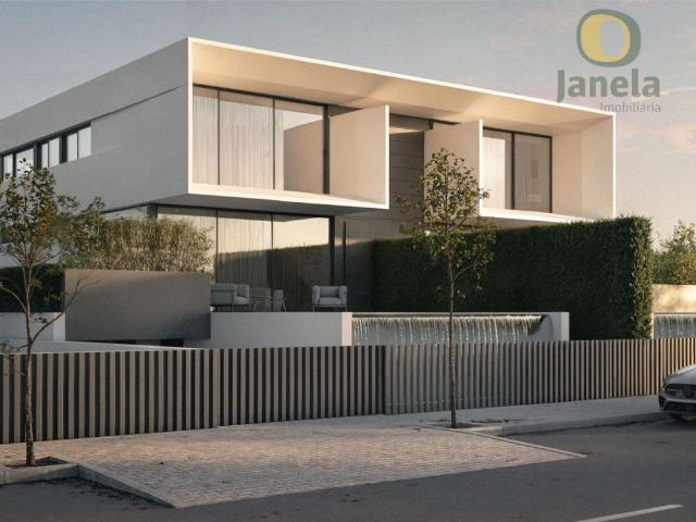 Luxuosa Moradia Moderna, com piscina e garagem, em Gambelas 169m² Montenegro