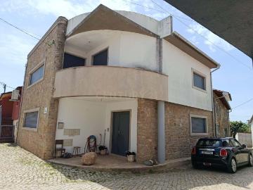 Luxuosa Moradia Renovada em Bragança, 2 Quartos e 3 WC