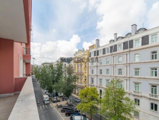 Luxuosa Moradia Renovada em Santo António, Lisboa