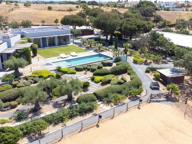 Luxuosa Moradia T3+2 com Piscina, combinada com Instalações. 675m² Porches