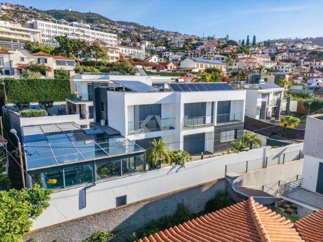 Moradia T3 com piscina coberta e jardim na Rochinha, Funchal