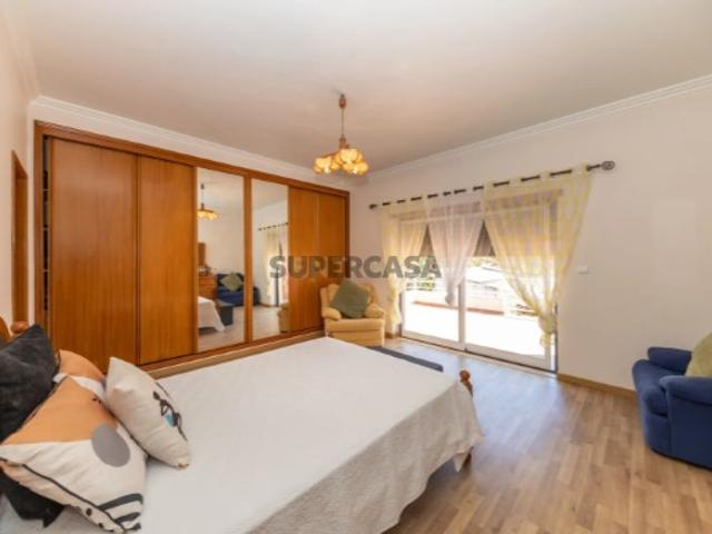 Luxuosa Moradia T4 em Belverde com espaço aconchegante