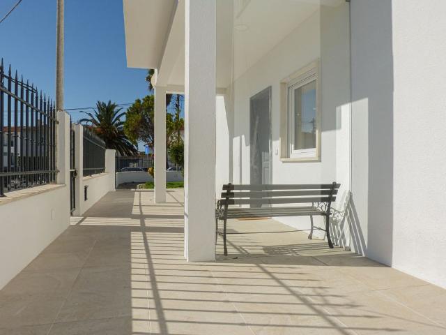 Luxuosa Moradia T4 para Arrendamento, Parede