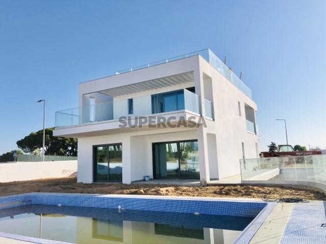 Luxuosa Moradia T4 com Piscinas na Guia, Albufeira
