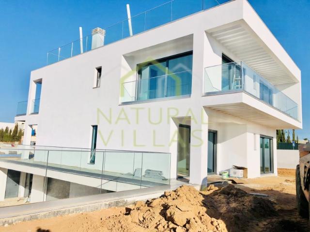 Luxuosa Moradia T4 com Piscinas na Guia, Albufeira