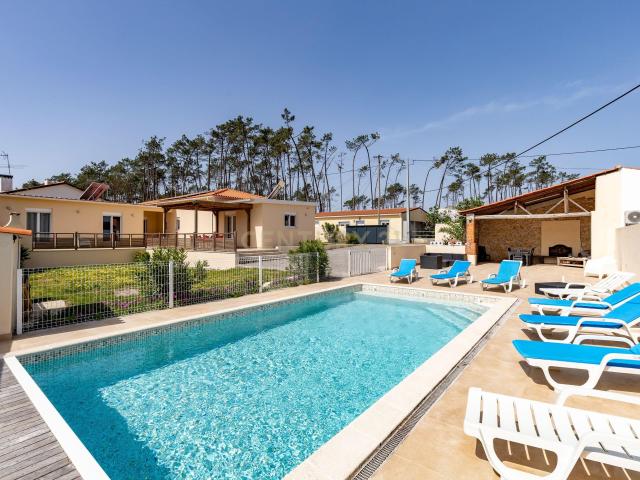 Luxuosa moradia T5 com piscina, com Jardim e vista panorâmica, em Pataias!