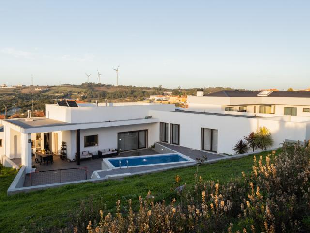 Luxuosa Moradia Térrea nos Arredores de Lisboa: Conforto, Privacidade e Sustentabilidade em 2740 m² de Puro Encanto!
