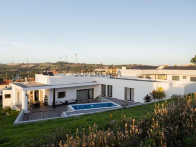 Luxuosa Moradia Térrea nos Arredores de Lisboa: Conforto, Privacidade e Sustentabilidade em 2740 m² de Puro Encanto!