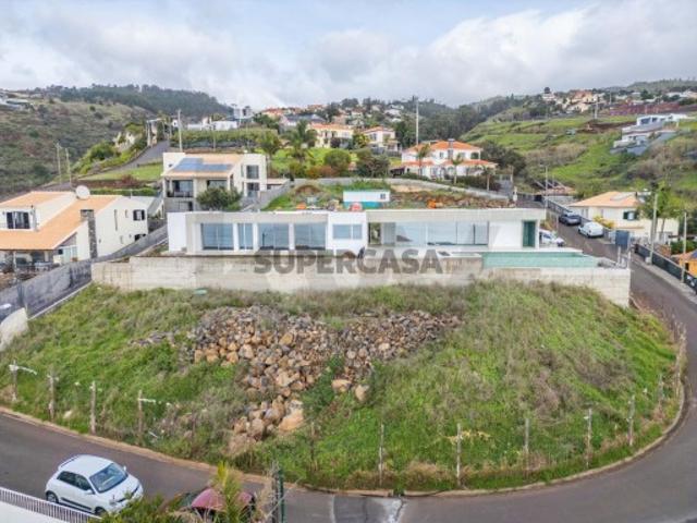 Luxuosa moradia térrea T3 no Estreito da Calheta