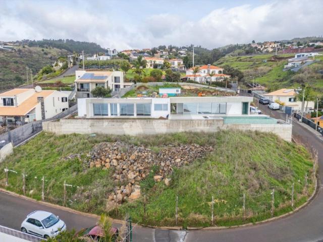 Luxuosa moradia térrea T3 no Estreito da Calheta