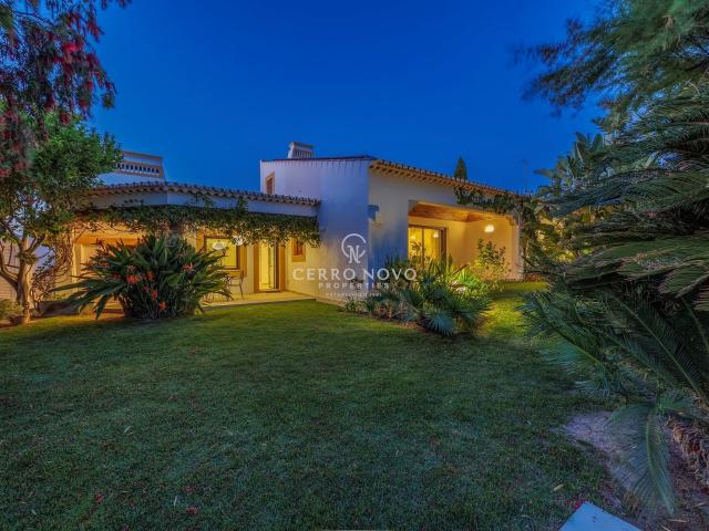 Luxuosa Moradia Tradicional Algarvia com Piscina perto da Gu. 260m² Guia