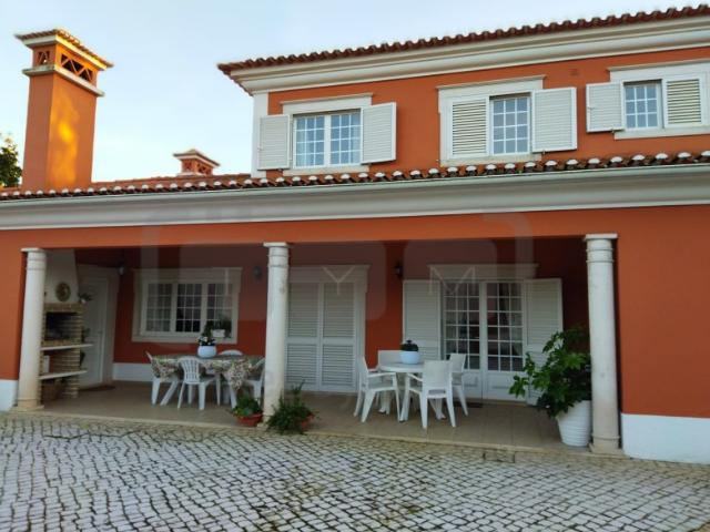 Luxuosa moradia unifamiliar com áreas generosas e muita privacidade a 10 min da cIdade de Tomar