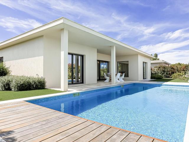 Luxuosa moradia V3 em condomínio fechado junto à Praia e à R. 325m² Montenegro