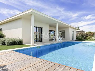 Luxuosa moradia V3 em condomínio fechado junto à Praia e à R. 325m² Montenegro