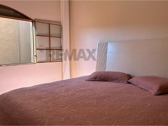 Luxuosa Casa com Jardim e Piscina em Azurita