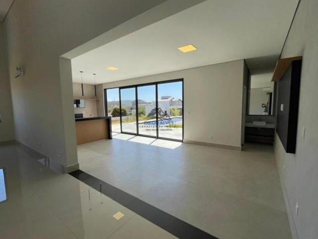 LUXUOSA CASA Á VENDA COM 355m²,NO VALLE DA SERRA,3 SUITE,BANHEIRA, PISCINA, AREA GOURMET, 4 VAGAS