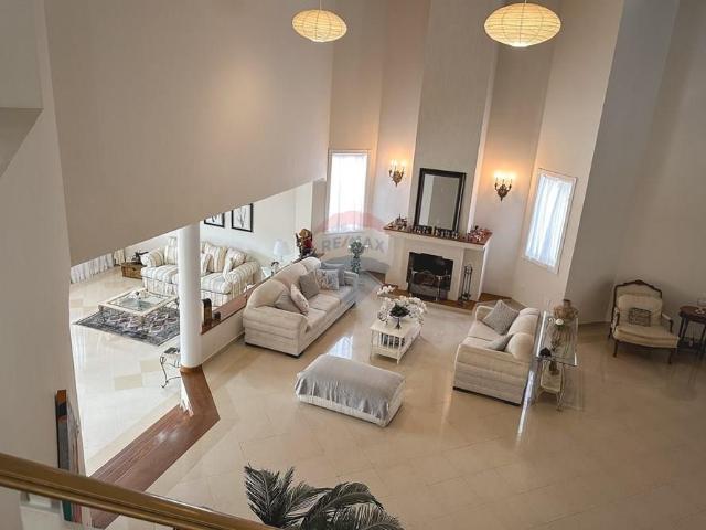 Luxuosa Casa em Alphaville com 5 Suítes e Lazer