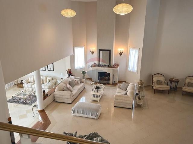 Luxuosa Casa em Alphaville com 5 Suítes e Lazer